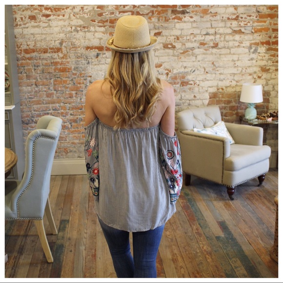 ✨LAST✨ Pin stripe off shoulder embroidered  top - Picture 4 of 4